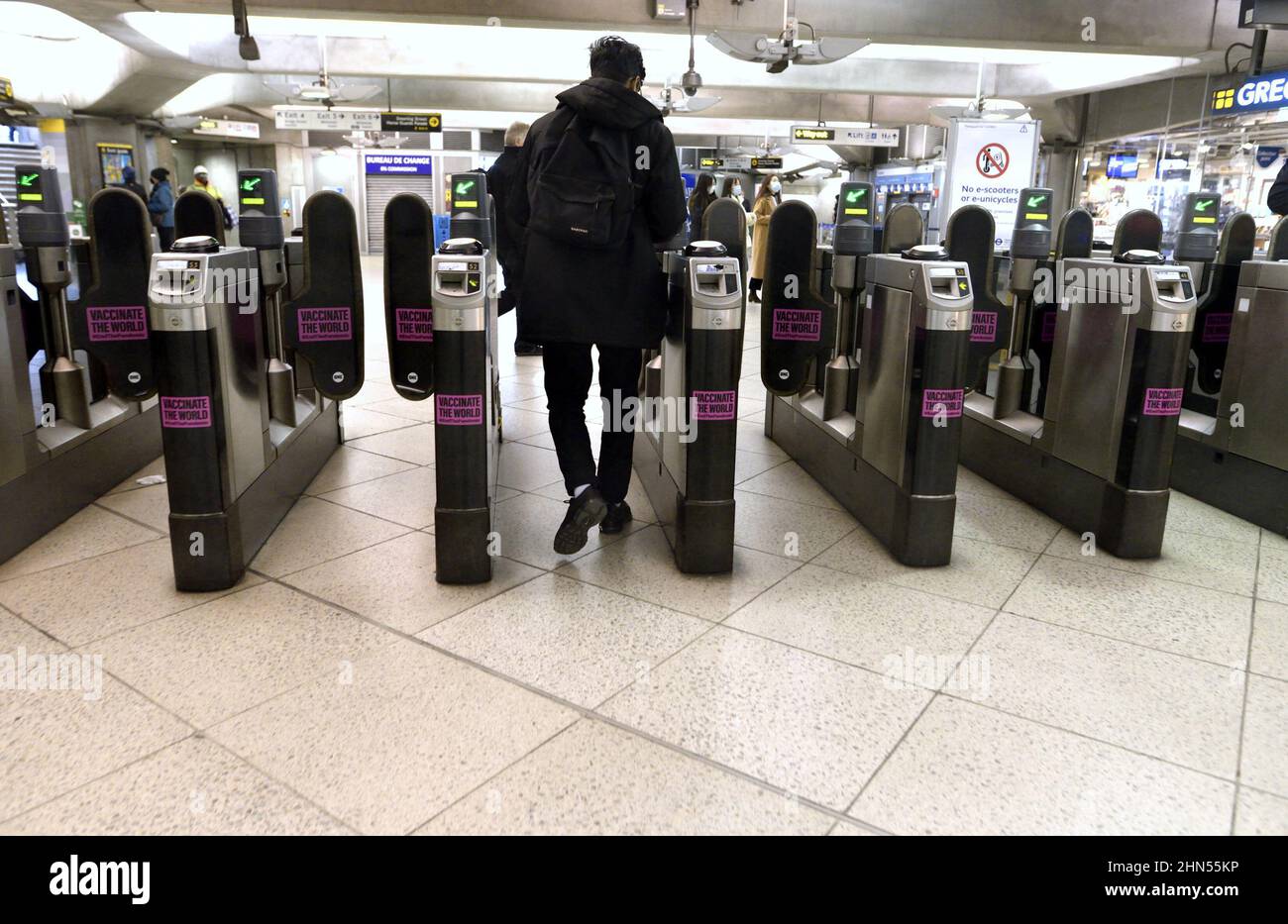 Londres, Angleterre, Royaume-Uni. Métro de Londres : homme passant par des barrières automatiques de billetterie à la station de métro Westminster Banque D'Images