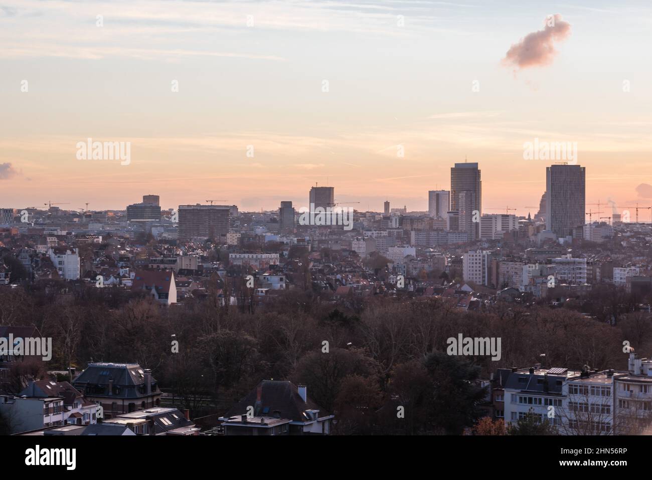 Schaerbeek, Bruxelles / Belgique - 12 03 2018: Vue panoramique sur les gratte-ciel de Bruxelles au crépuscule, prise de l'église catholique Saint Susanna Banque D'Images
