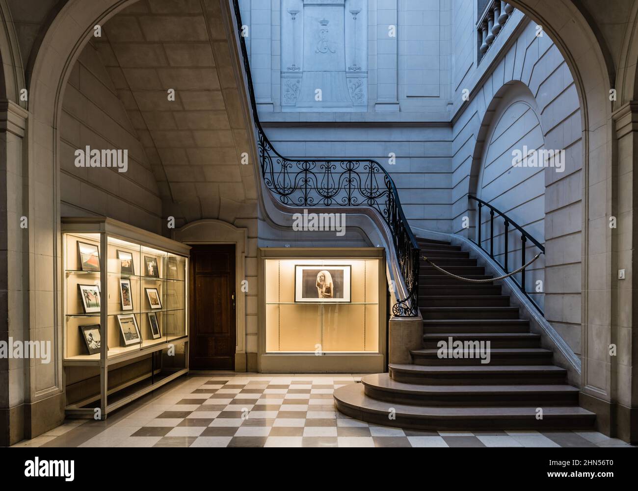 Bruxelles, Belgique - 11 11 2018: Vue intérieure d'un escalier le hall d'entrée du musée royal d'Art et d'Histoire Banque D'Images