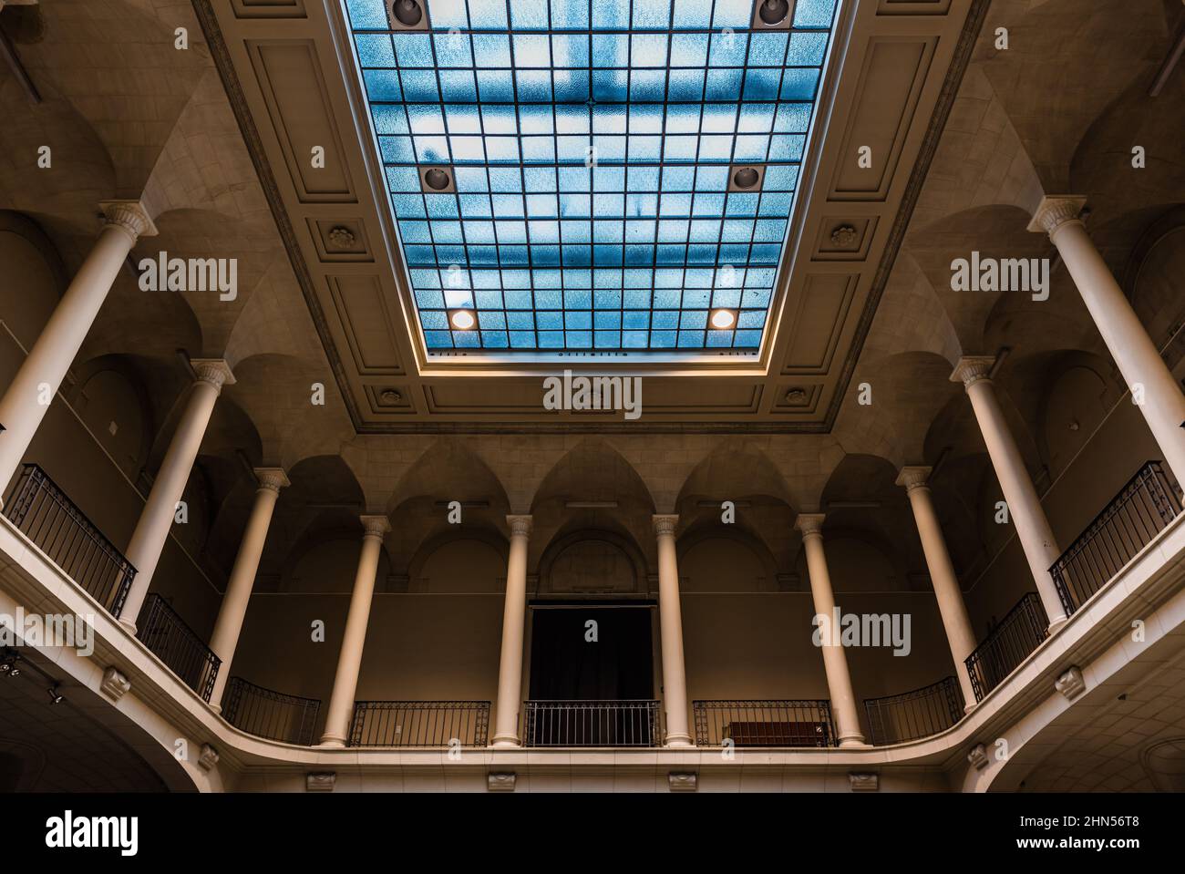 Bruxelles, Belgique - 11 11 2018 : vue intérieure au plafond du musée royal d'Art et d'Histoire Banque D'Images