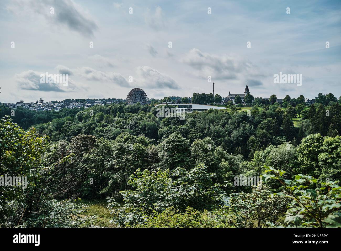 Vue sur Winterberg dans le Sauerland, une ville populaire pour les sports d'hiver et la randonnée Banque D'Images