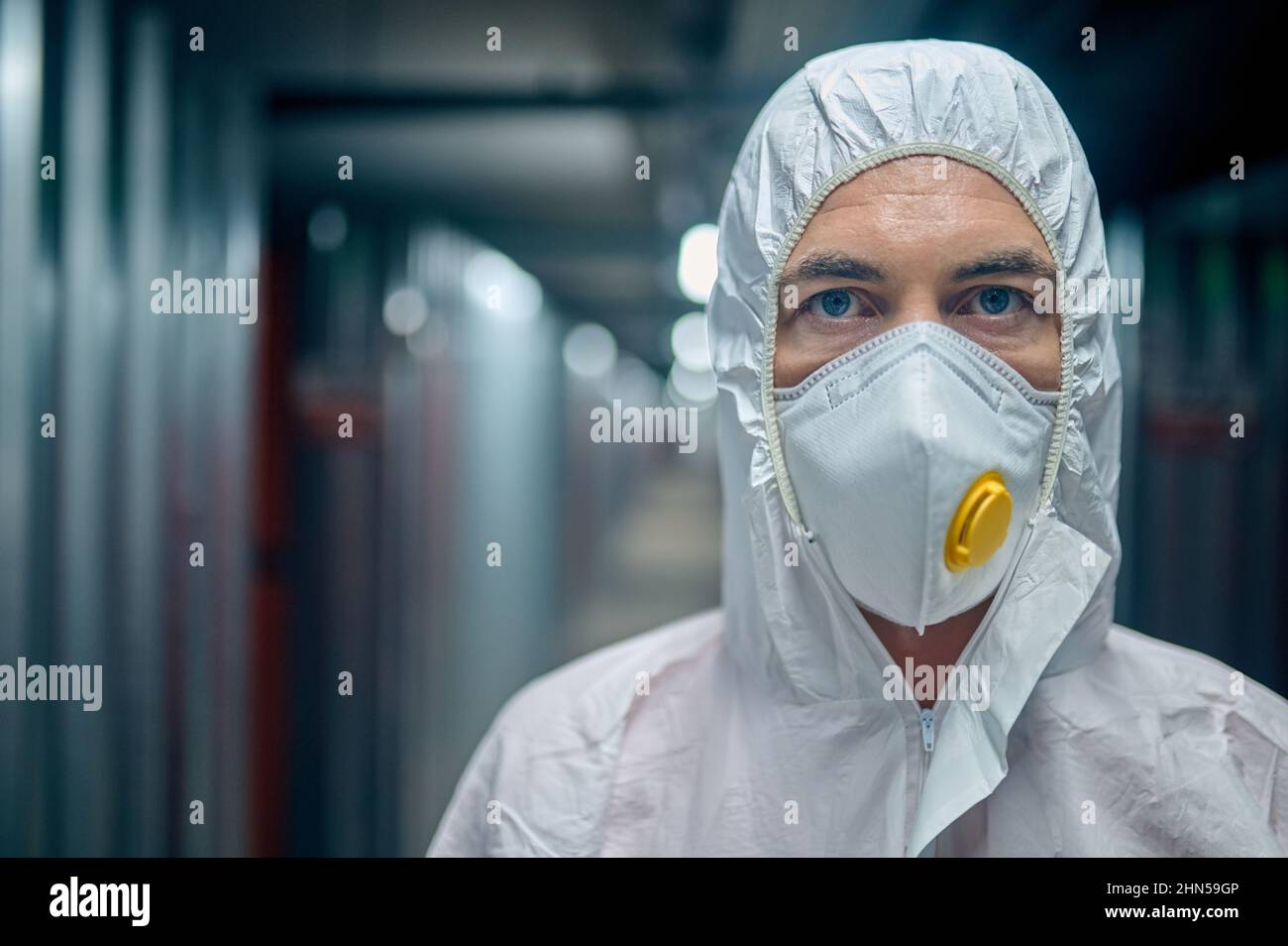 Travailleur portant un équipement de protection personnel au travail Banque D'Images