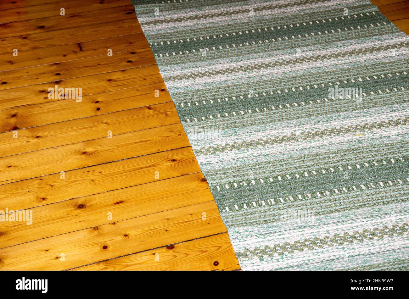 Un tapis sur un sol avec bois de planking. Banque D'Images