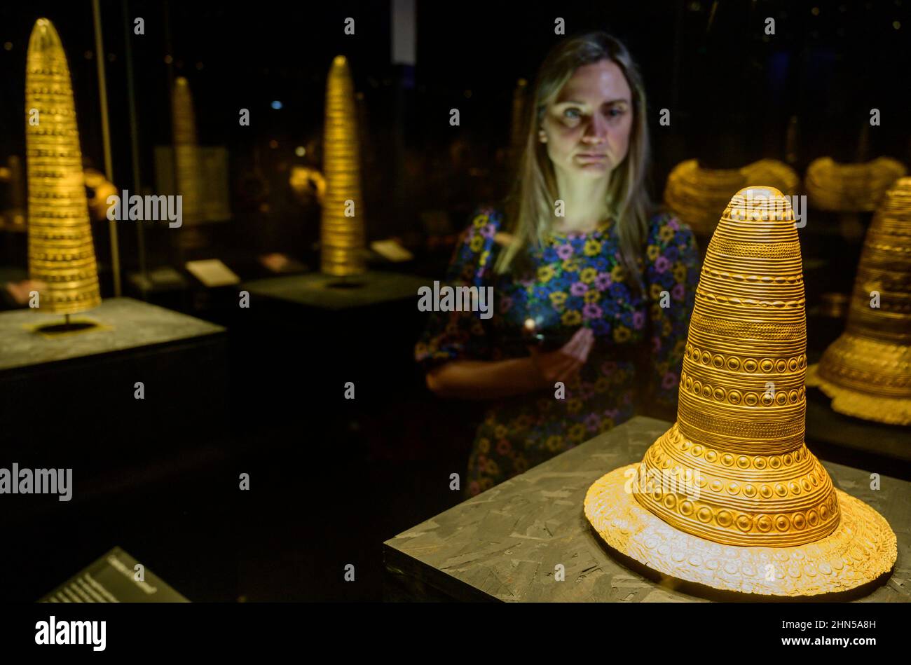 British Museum Londres, Royaume-Uni. 14 février 2022. The World of Stonehenge, la toute première exposition majeure du Royaume-Uni sur Stonehenge et la plus grande exposition du British Museum of Recent Times – du 17 février au 17 juillet 2022. Image: Magnifiques chapeaux d'or servant de harnais pendant les cérémonies. (À gauche): Gold, Avanton, France 1500-1200 BC. Musée du Louvre; (à droite): Or et bronze. Schifferstadt, près de Speyer, Rhénanie-Palatinat, Allemagne, vers 1600 av. J.-C. Historisches Museum der Pfatz Speyer. Photographié à l'aperçu de presse officiel 14,2.22. Crédit : Malcolm Park/Alay Live News. Banque D'Images