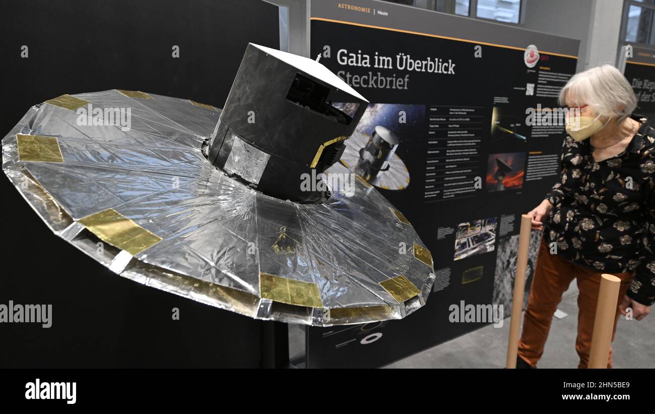 Stuttgart, Allemagne. 14th févr. 2022. Un spectateur de l'exposition participative 'himmelwärts' sur Johannes Kepler regarde une réplique du projet satellite Gaia à la Haus der Wirtschaft (scène posée). L'occasion est l'anniversaire 450th de l'astronome et philosophe naturel Johannes Kepler (1571-1630). Les visiteurs peuvent suivre ses traces : les inventions et les pensées du célèbre scientifique dans les domaines des mathématiques et de l'astronomie peuvent être tracées expérimentalement. Credit: Bernd Weißbrod/dpa/Alay Live News Banque D'Images