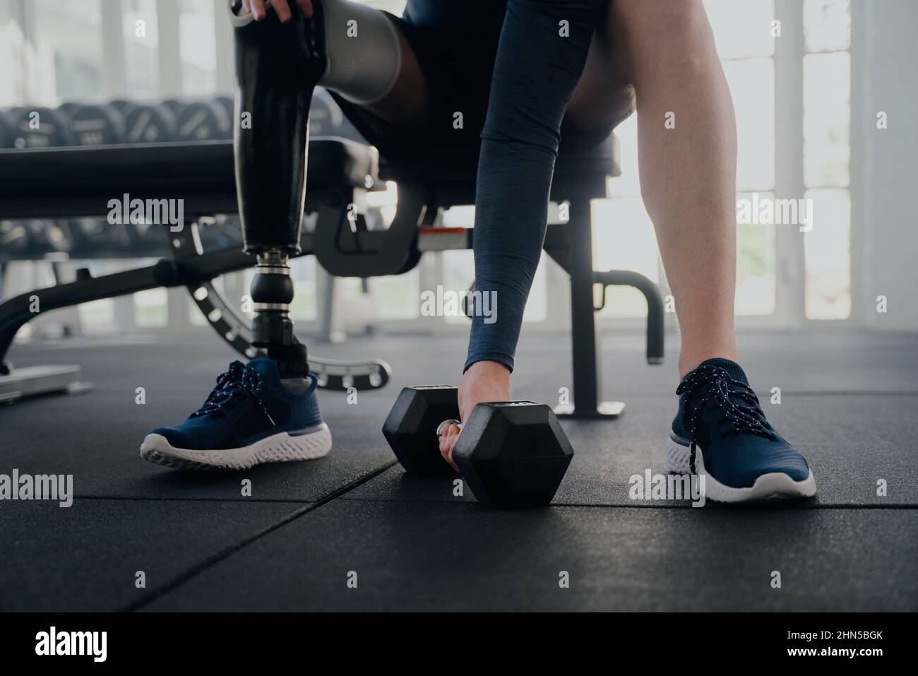 Gros plan d'un homme handicapé avec une jambe prothétique faisant des boucles biceps Banque D'Images