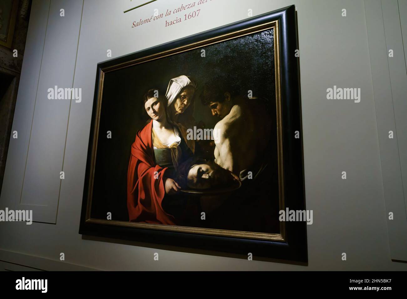 Madrid, Espagne. 14th févr. 2022. L'œuvre 'salon avec la tête du baptiste', vue lors de sa présentation au Palais Royal. L'œuvre de Michel-Ange Merisi Da Caravaggio date de 1607 et est l'une des quatre seules œuvres de l'artiste qui sont conservées dans les collections espagnoles. La peinture sera à la vue du public à partir de février 15th au Palais. Crédit : SOPA Images Limited/Alamy Live News Banque D'Images