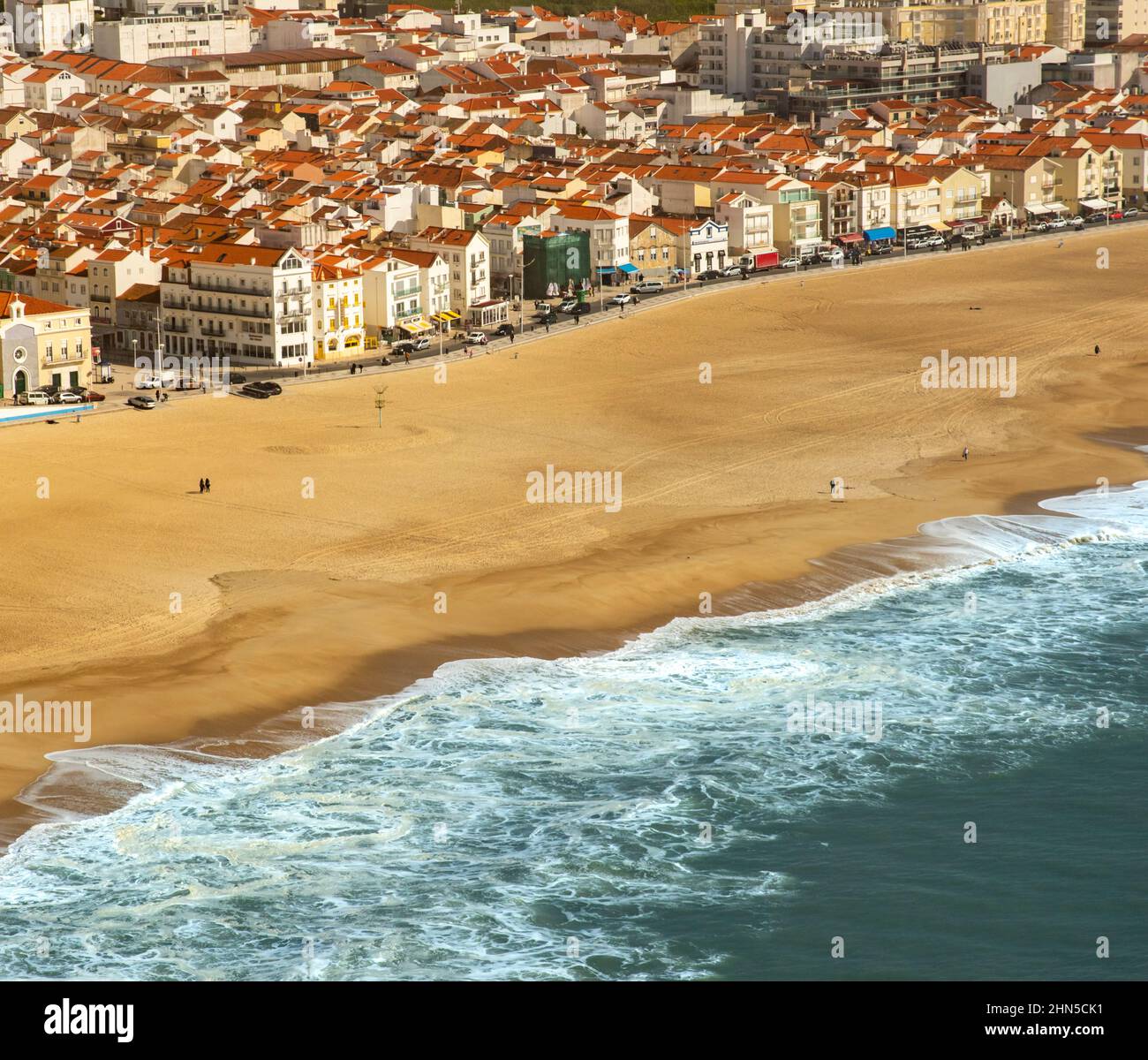 Vue panoramique sur Nazaré. Plage de sable, mer, village de Nazaré, Portugal Banque D'Images
