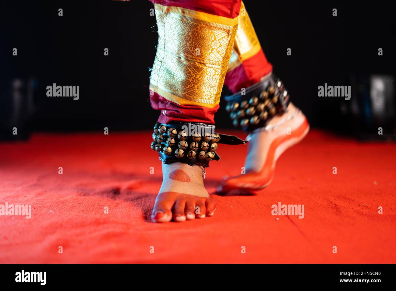 Gros plan des pieds dansants indiens bharatanatyam avec ghungroo katak ou dancing musical sur scène - concept de culture indienne, danse classique Banque D'Images