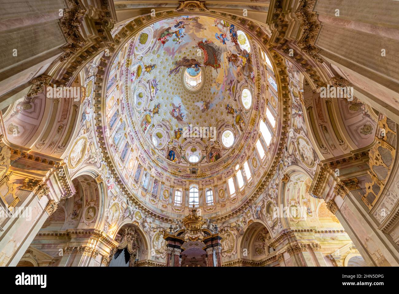 Vicoforte, Cuneo, Piémont, Italie - 13 octobre 2021 : intérieur du Sanctuaire de la Nativité de Marie avec le plus grand dôme elliptique au monde avec le l Banque D'Images