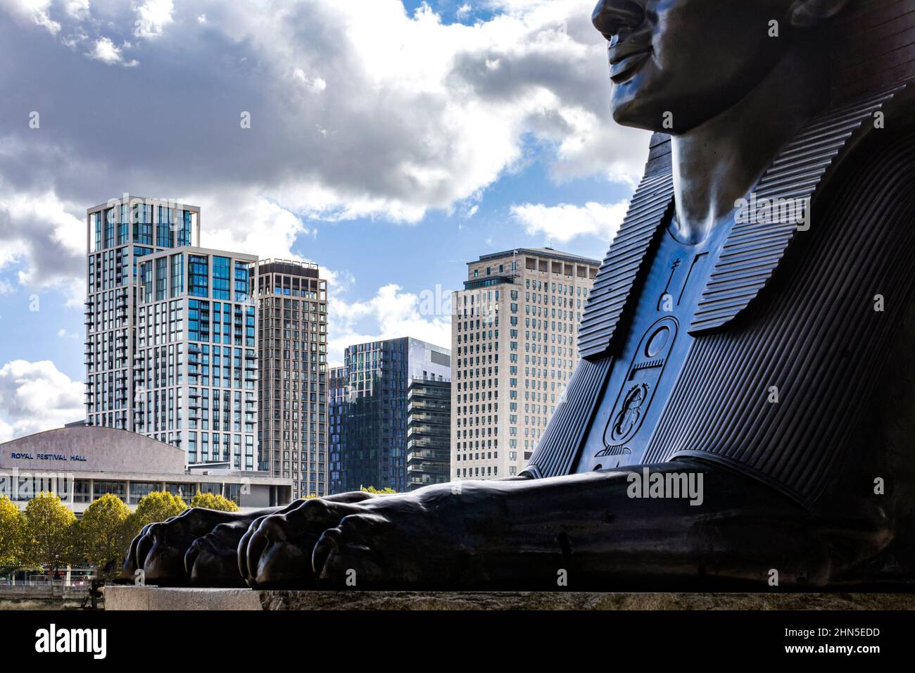 Prise de vue depuis la rive nord avec le Sphinx. 8-13 Casson Square, Londres, Royaume-Uni. Architecte: Patel Taylor Architects, 2022. Banque D'Images