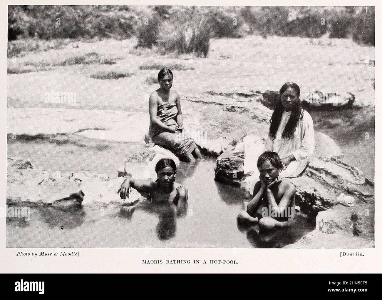 Maoris baignade dans la piscine chaude des races vivantes de l'humanité : Un récit illustré populaire des coutumes, des habitudes, des activités, des fêtes et des cérémonies des races de l'humanité dans le monde Volume 1 par Sir Harry Hamilton Johnston, Henry Neville Hutchinson, Richard Lydekker et Dr. A. H. Keane publié Londres : Hutchinson & Co. 1902 Banque D'Images