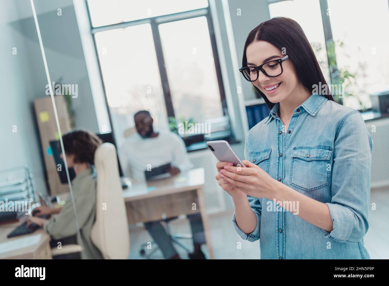 Photo de la femme intelligente entraîneur de carrière utiliser le gadget intelligent faire des partenaires de rémunération de rendez-vous dans l'espace de travail moderne. Banque D'Images