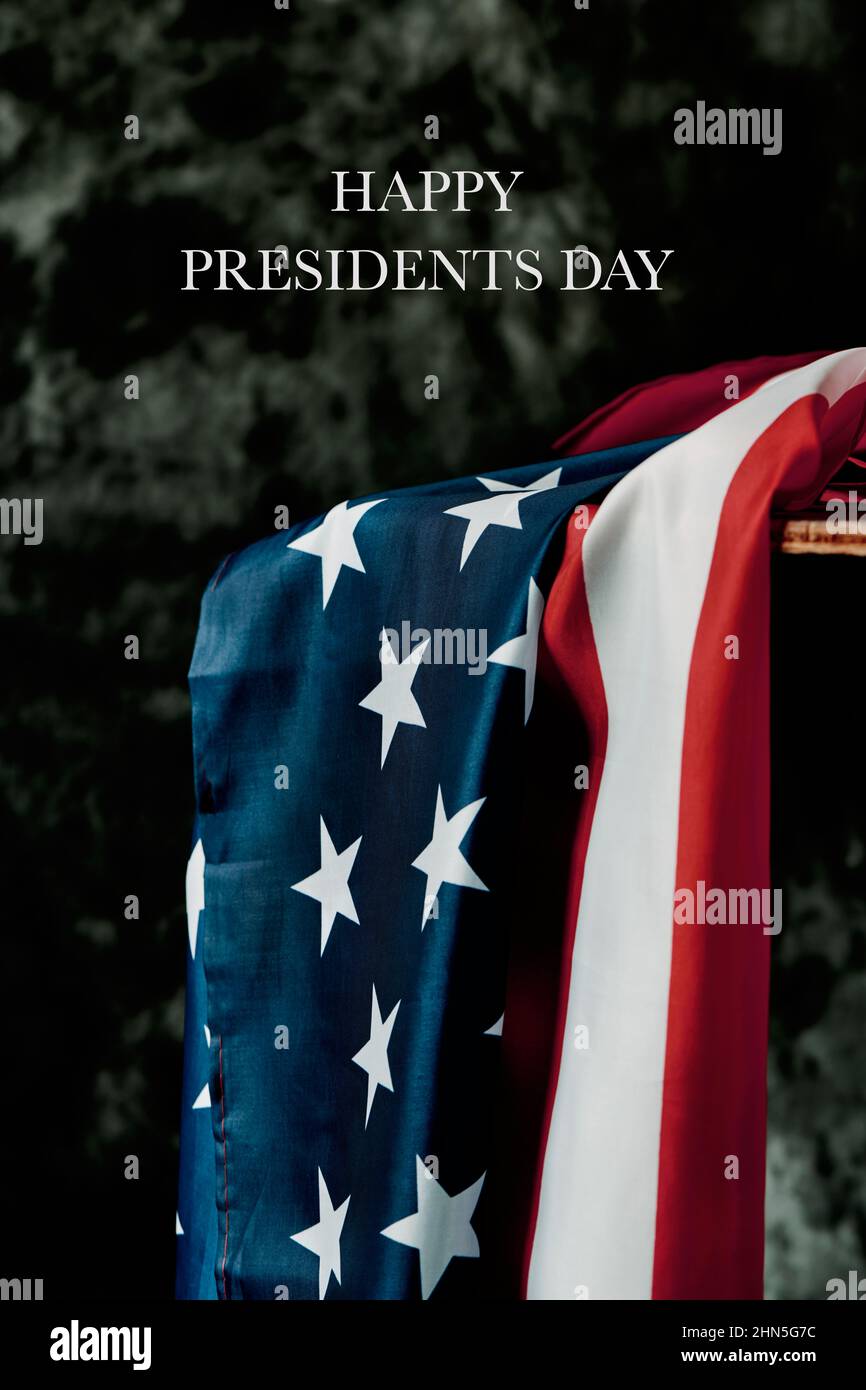 le texte heureux présidents de jour et un drapeau des etats-unis d'amérique allongé sur une table rustique, sur un fond noir motté Banque D'Images