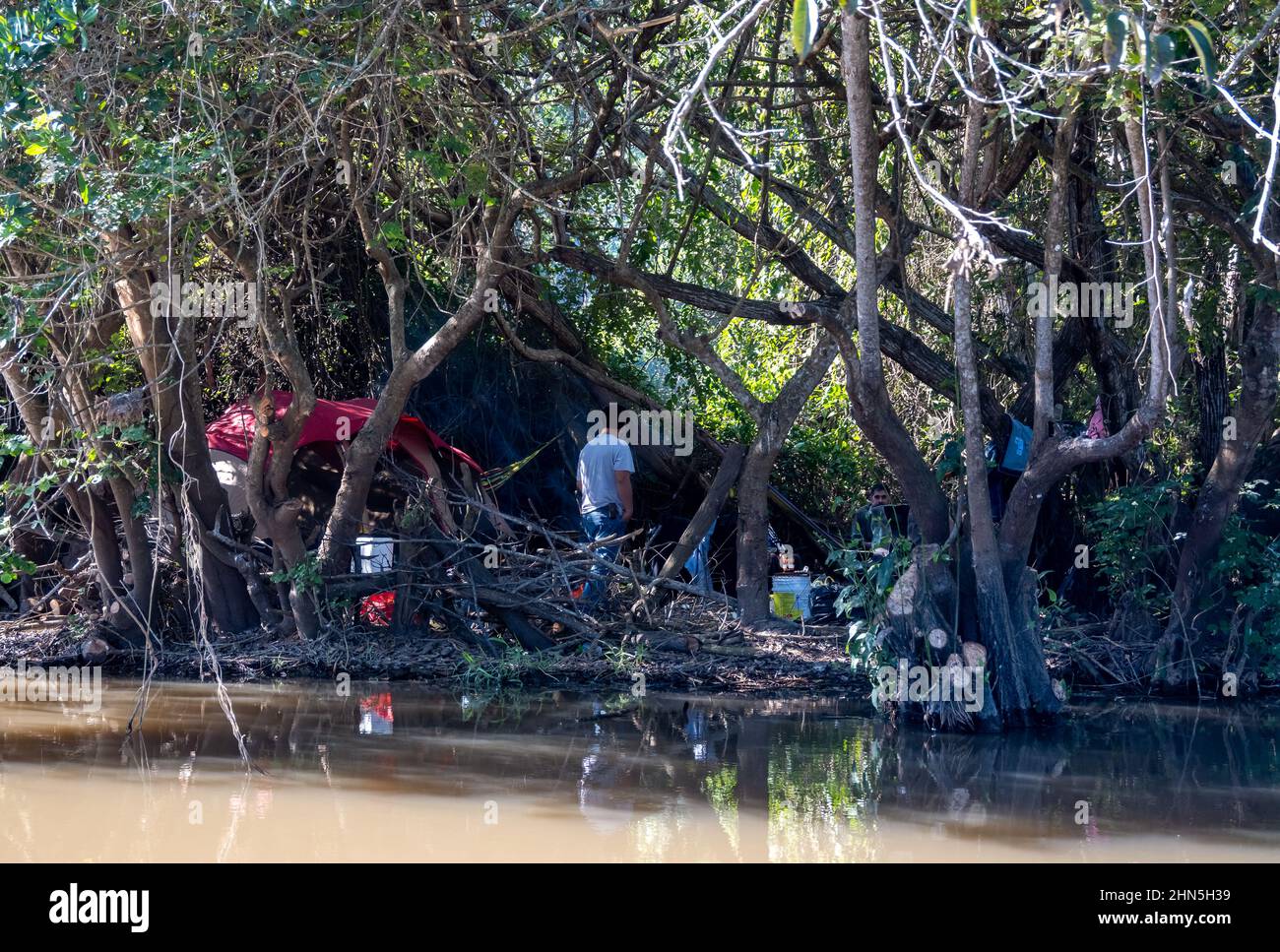 Les travailleurs embauchés pour nettoyer la rivière ont installé un camp le long de la rivière. San Blas, Nayarit, Mexique. Banque D'Images