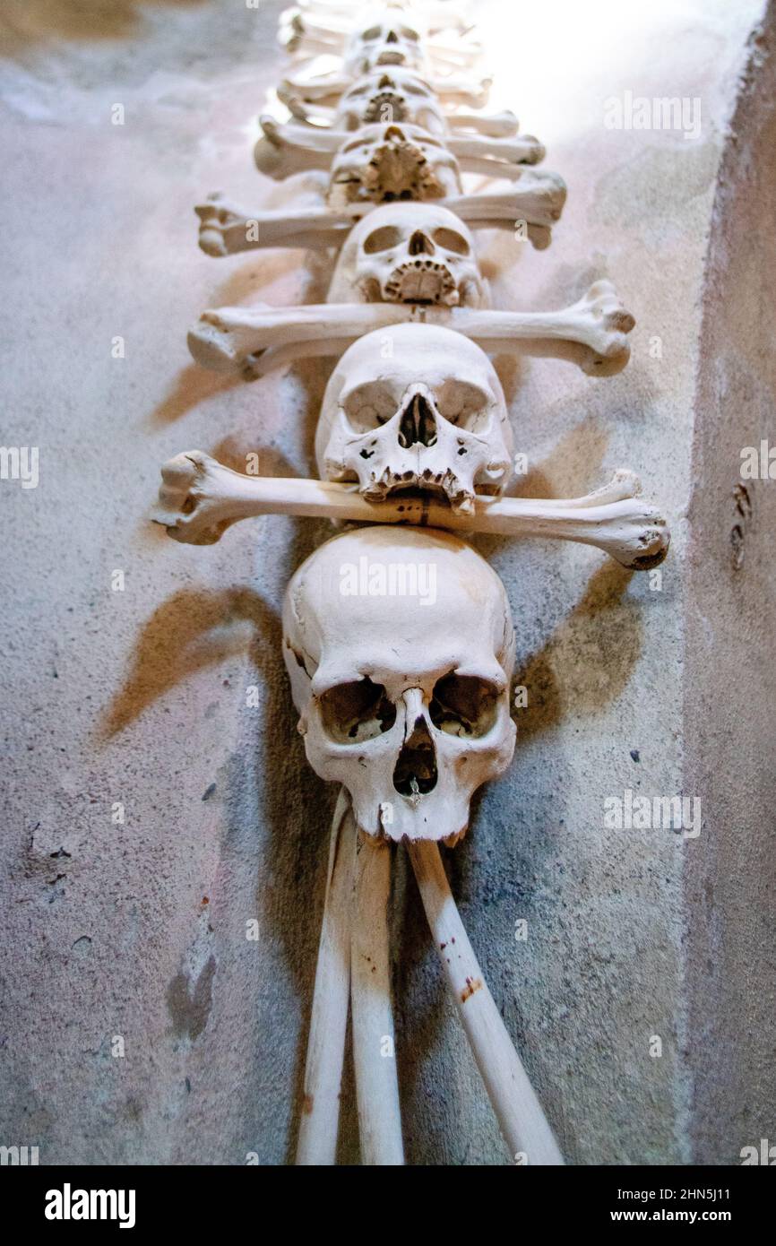 Les crânes et les os humains sont empilés les uns sur les autres. Tour et os du corps humain. Halloween. Cimetière gothique église dans la selle. Cri tchèque Banque D'Images