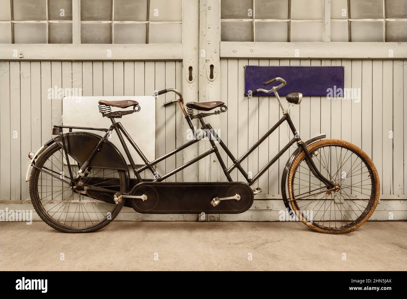 Tandem bicycle netherlands Banque de photographies et d'images à haute  résolution - Alamy