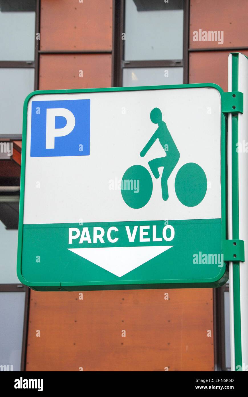 Un panneau de parking indique un parking pour vélos au Havre, France Banque D'Images Un panneau de parking indique un parking pour vélos au Havre, France Banque D'Images