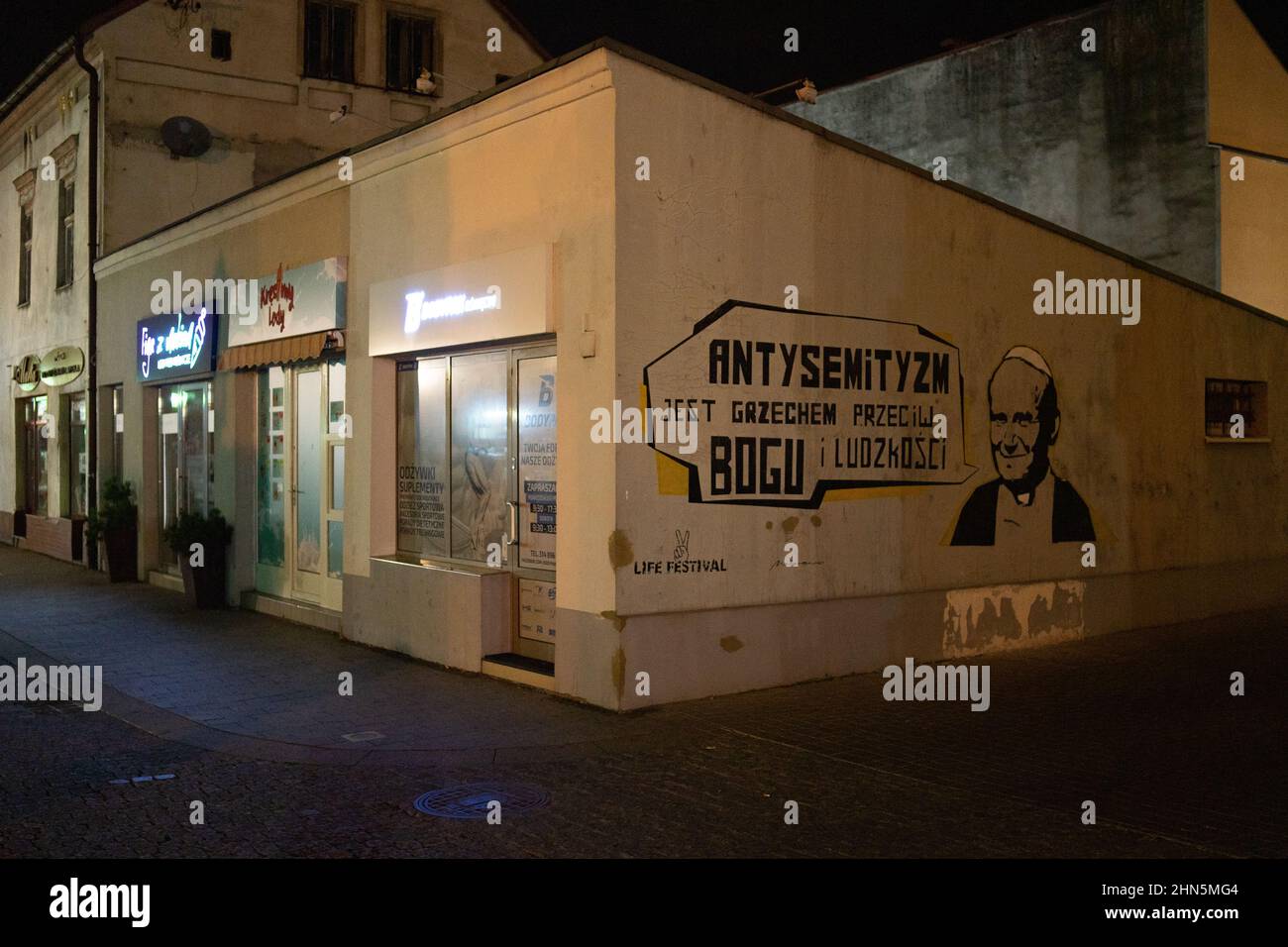 Graffiti in Auschwitz/Oswiecim „Antisemitismus ist ein Verbrechen gegen Gott und die Menschheit“ mit Johannes Paul II Banque D'Images