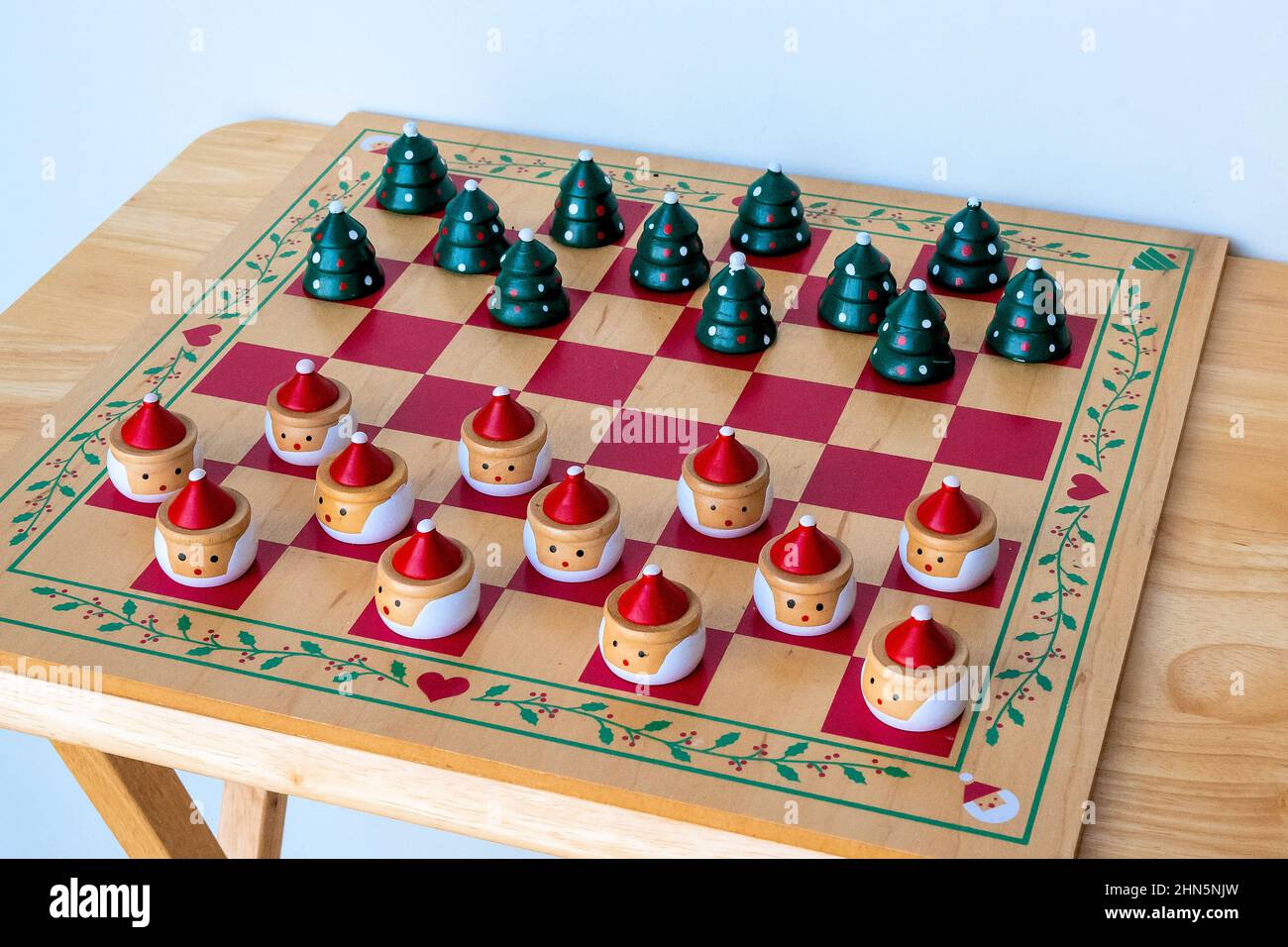 Jeu de damier en bois avec arbre de Noël et pièces de Père Noël Banque D'Images