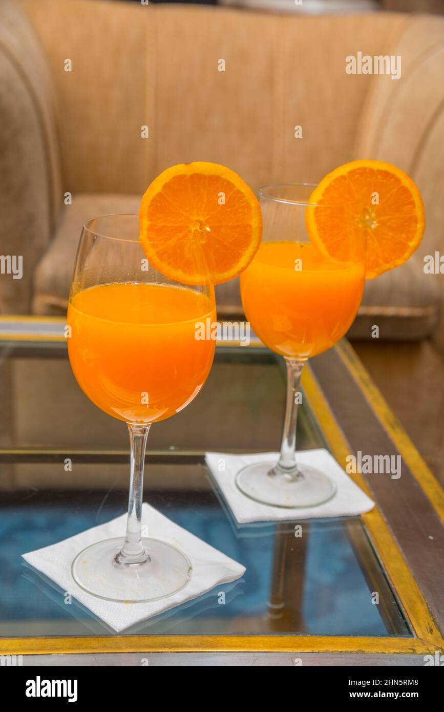 Deux verres de jus d'orange. Banque D'Images