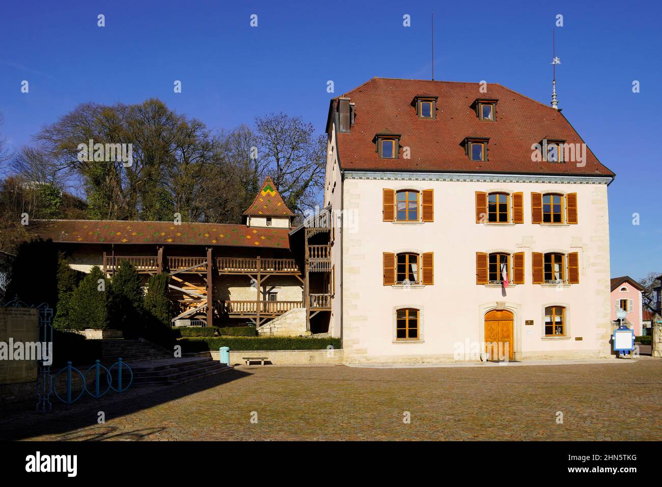 La Maison Feltin dans le village de Delle, Bourgogne, Franche-Comté, France. L'actuel hôtel de ville de Delle est un bâtiment construit en 1581, qui s'appuyait autrefois sur Banque D'Images
