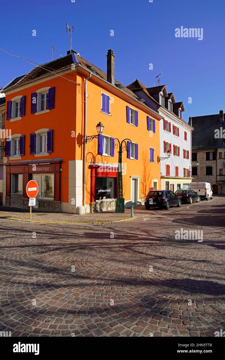 Bâtiments colorés par la place Raymond Forni à Delle. Bourgogne; Franche-Comté, France. Banque D'Images