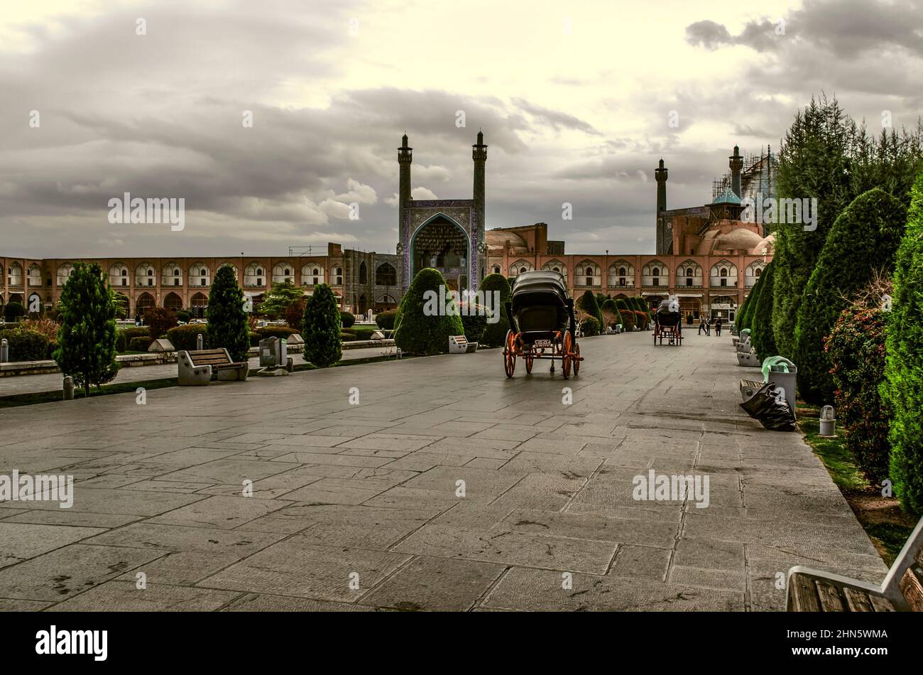 Isfahan, Iran, 17 novembre 2021 : la deuxième plus grande place Naqsh e Jahan au monde avec un parc et une vue sur la plus haute mosquée Sheikh Imam de la ville Banque D'Images