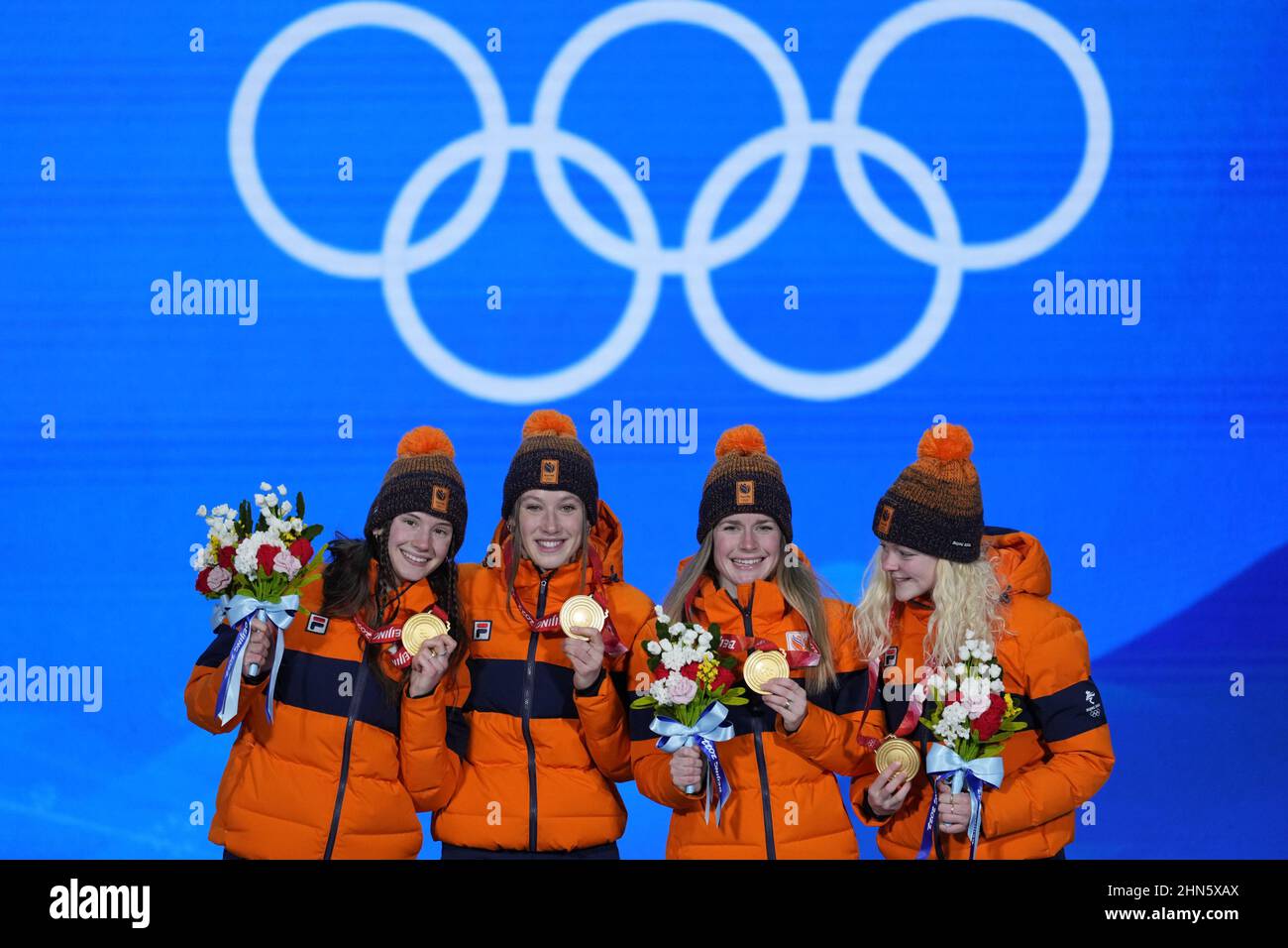 Pékin, Chine. 14th févr. 2022. Les membres de l'équipe néerlandaise médaillés d'or Selma Poutsma, Suzanne Scholing, Yara van Kerkhof et Xandra Velzeboer posent avec leurs médailles lors de la cérémonie des médailles du Relais féminin Short Track 3000m aux Jeux Olympiques d'hiver de Beijing 2022, le lundi 14 février 2022. Photo de Paul Hanna/UPI crédit: UPI/Alay Live News Banque D'Images