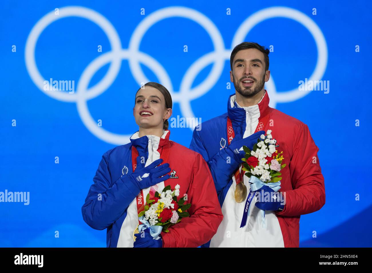 Pékin, Chine. 14th févr. 2022. Les médaillés d'or Gabriella Papadakis et Guillaume Cizeron de France écoutent leur hymne national lors de la cérémonie de remise des médailles pour le concours de danse sur glace de patinage artistique aux Jeux Olympiques d'hiver de Beijing 2022, le lundi 14 février 2022. Photo de Paul Hanna/UPI crédit: UPI/Alay Live News Banque D'Images