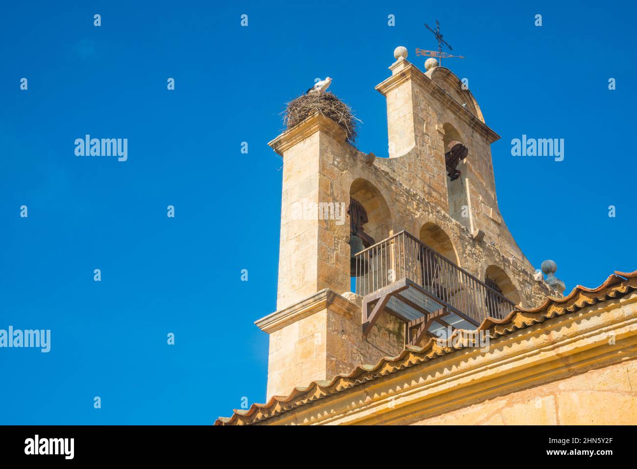 Clocher de l'église. Duruelo, province de Ségovie, Castilla Leon, Espagne. Banque D'Images