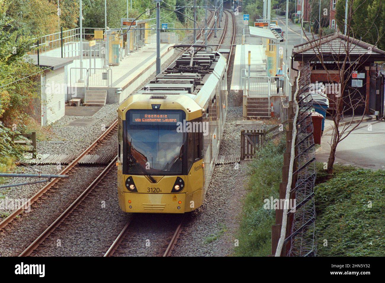 Manchester, Royaume-Uni - 2021: Un tramway Metrolink à l'arrêt de tramway Didsbury Village. Banque D'Images