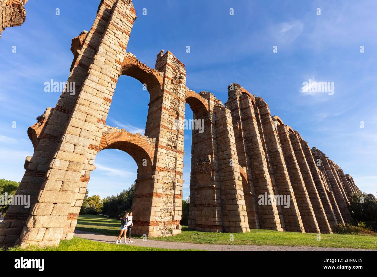 L'Acueducto de los Milagros est les ruines d'un pont d'aqueduc romain dans la ville de Merida, en Espagne Banque D'Images