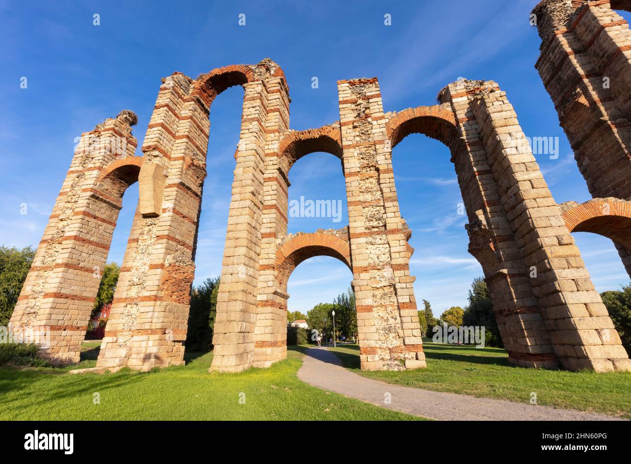 L'Acueducto de los Milagros est les ruines d'un pont d'aqueduc romain dans la ville de Merida, en Espagne Banque D'Images