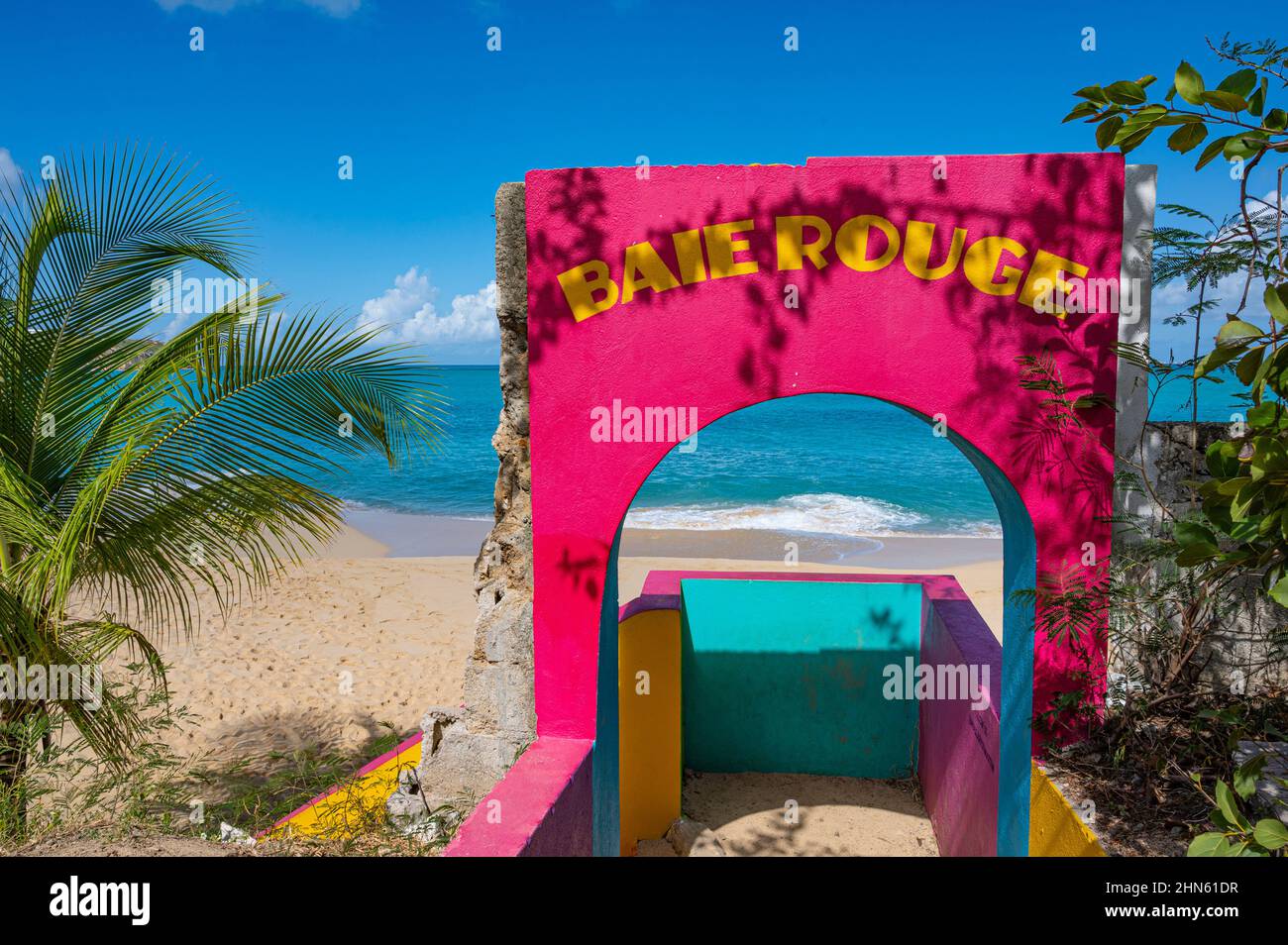 La plage de Baie Rouge sur l'île des Caraïbes de Saint-Martin / Sint Maarten Banque D'Images