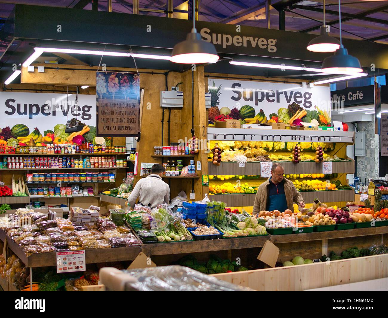 Expositions colorées de fruits et légumes frais par des épiciers verts dans le nouveau Market Hall de Preston, Lancashire, Royaume-Uni. Banque D'Images