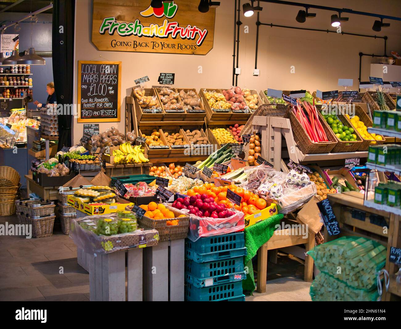 Expositions colorées de fruits et légumes frais par des épiciers verts dans le nouveau Market Hall de Preston, Lancashire, Royaume-Uni. Banque D'Images