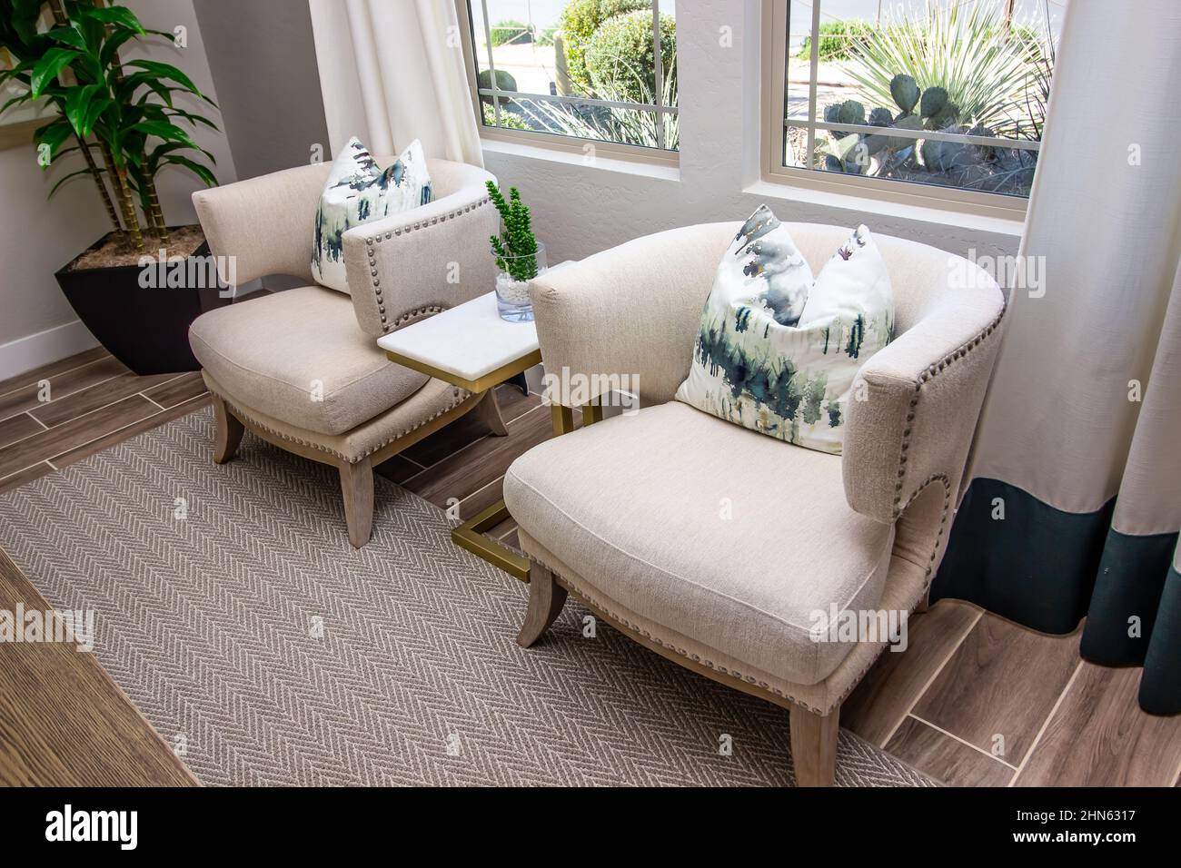 Deux fauteuils en U avec oreillers décoratifs Banque D'Images