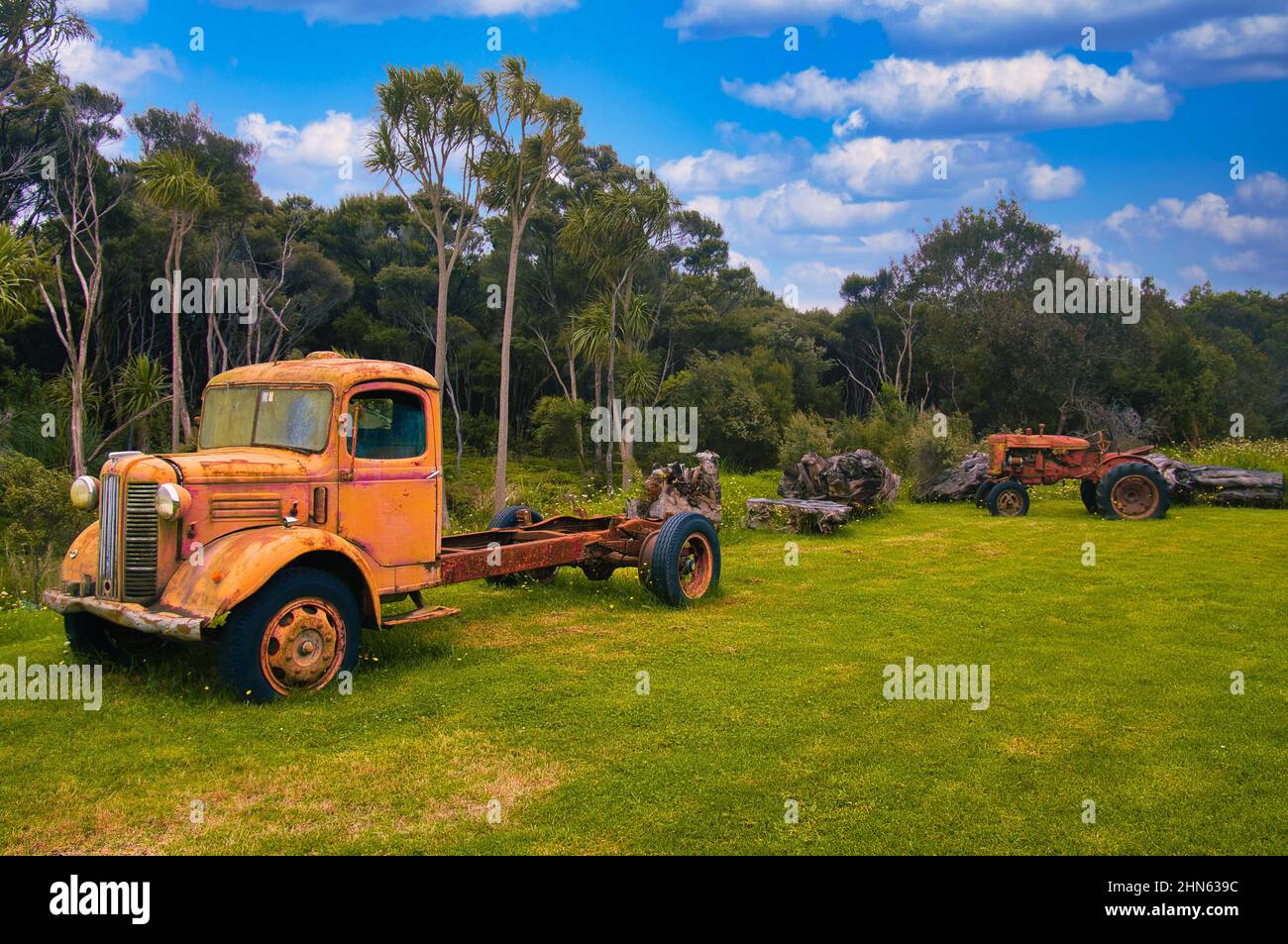 Camion et tracteur d'époque abandonnés dans un champ de Northland, en Nouvelle-Zélande Banque D'Images