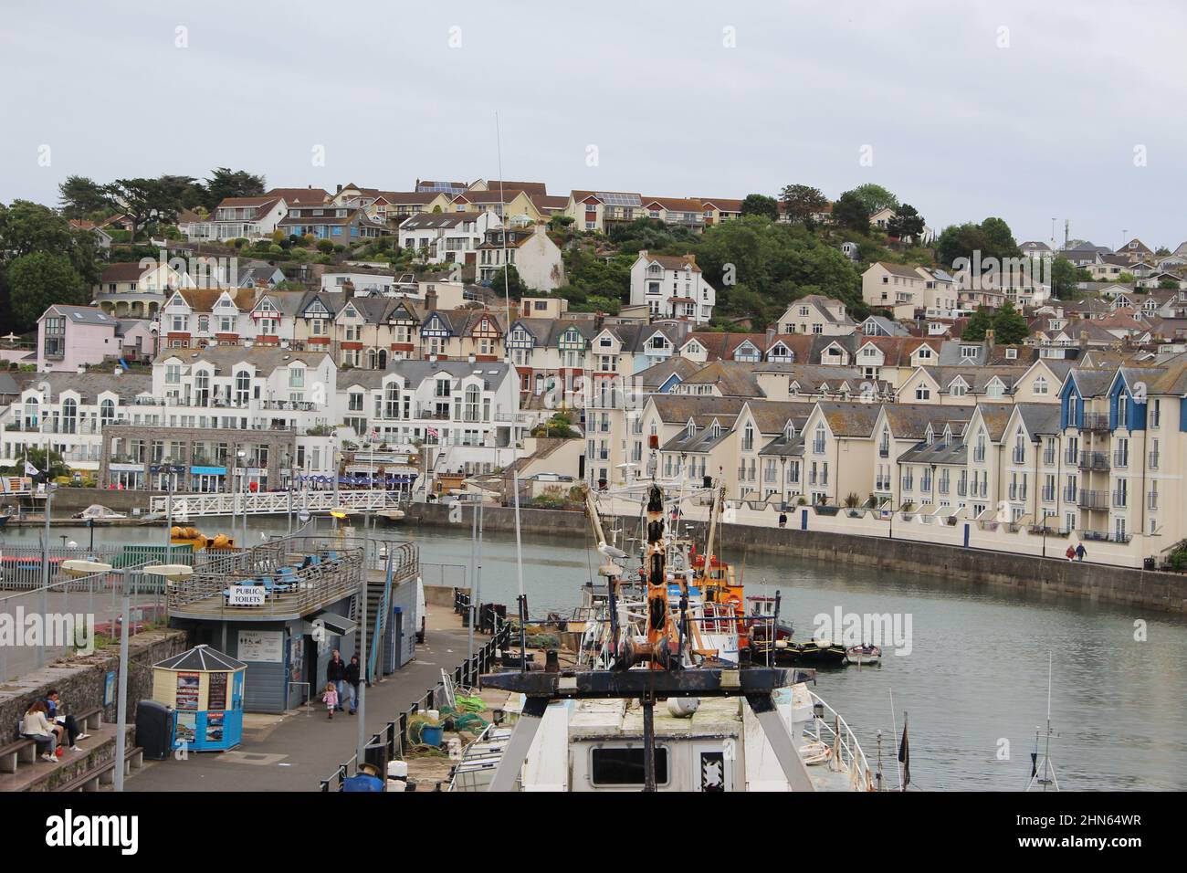 Brixham, la Riviera anglaise, dans le Devon, Angleterre. Concept pour la staycation au Royaume-Uni avec la crise du coût de la vie Banque D'Images