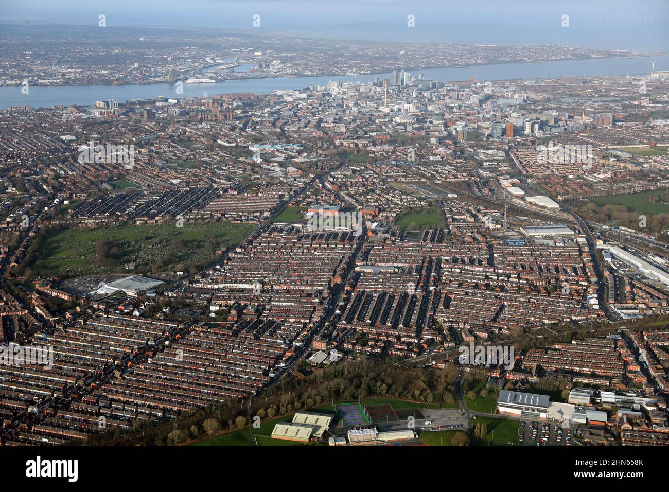 Vue aérienne de Toxteth avec vue sur le centre-ville de Liverpool et Mersey & Wirral au-delà Banque D'Images