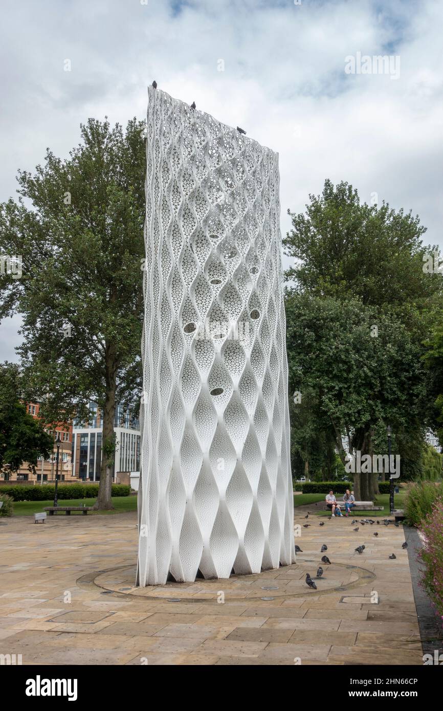 « Solar Gate » de Tonkin Liu, cadran solaire qui utilise l'alignement solaire, Queens Gardens, Kingston upon Hull, (Hull), East Riding of Yorkshire, Royaume-Uni. Banque D'Images