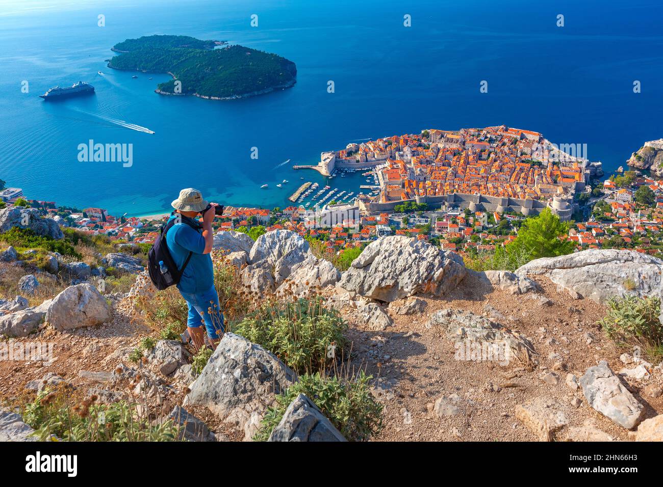 Photographe voyageur prend une photo de la vue aérienne du Vieux Port et du fort St Ivana à Dubrovnik, Croatie Banque D'Images