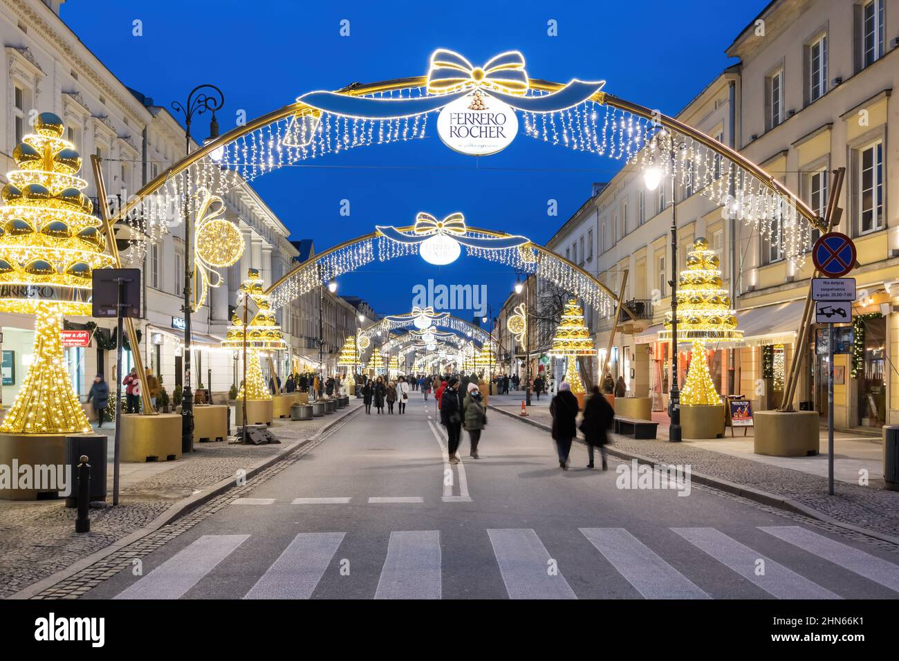 Ville de Varsovie en Pologne, New World Street (Nowy Świat) pendant la saison des fêtes, partie de la route royale. Banque D'Images