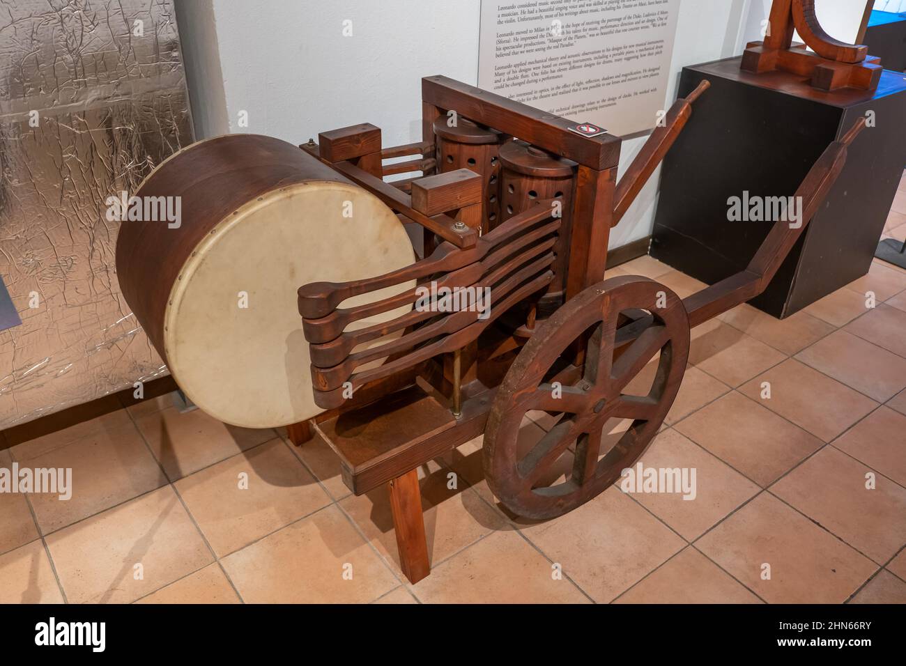 Tambour mécanique dans le musée Leonardo Da Vinci à la Piazza del Popolo à Rome, Italie. Banque D'Images