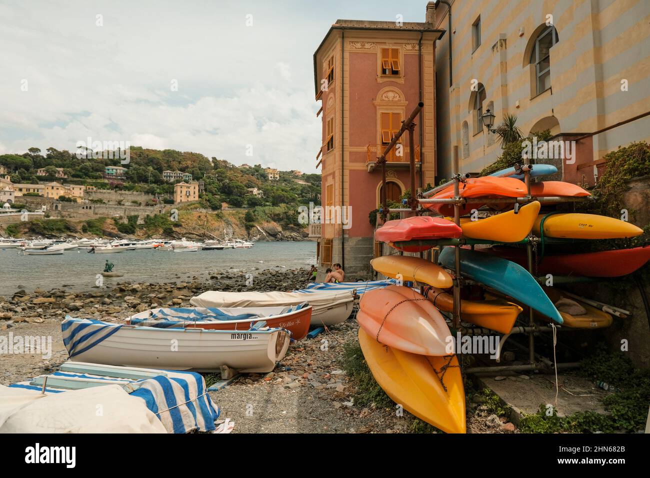 Sestri Levante, Italie: Bateaux pliés dans la baie du Silence à Sestri Levante, Ligurie, Italie à travers les maisons colorées, les montagnes, et le littoral Banque D'Images