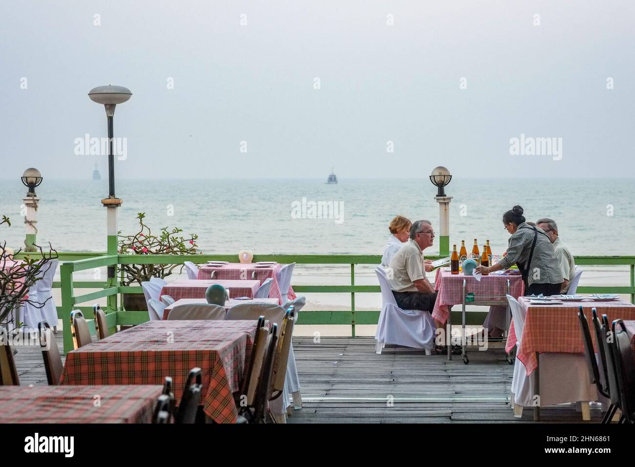 Plusieurs restaurants de fruits de mer à Hua Hin ont des terrasses extérieures au bord de la mer. Hua Hin est une destination de voyage populaire en Thaïlande. Banque D'Images
