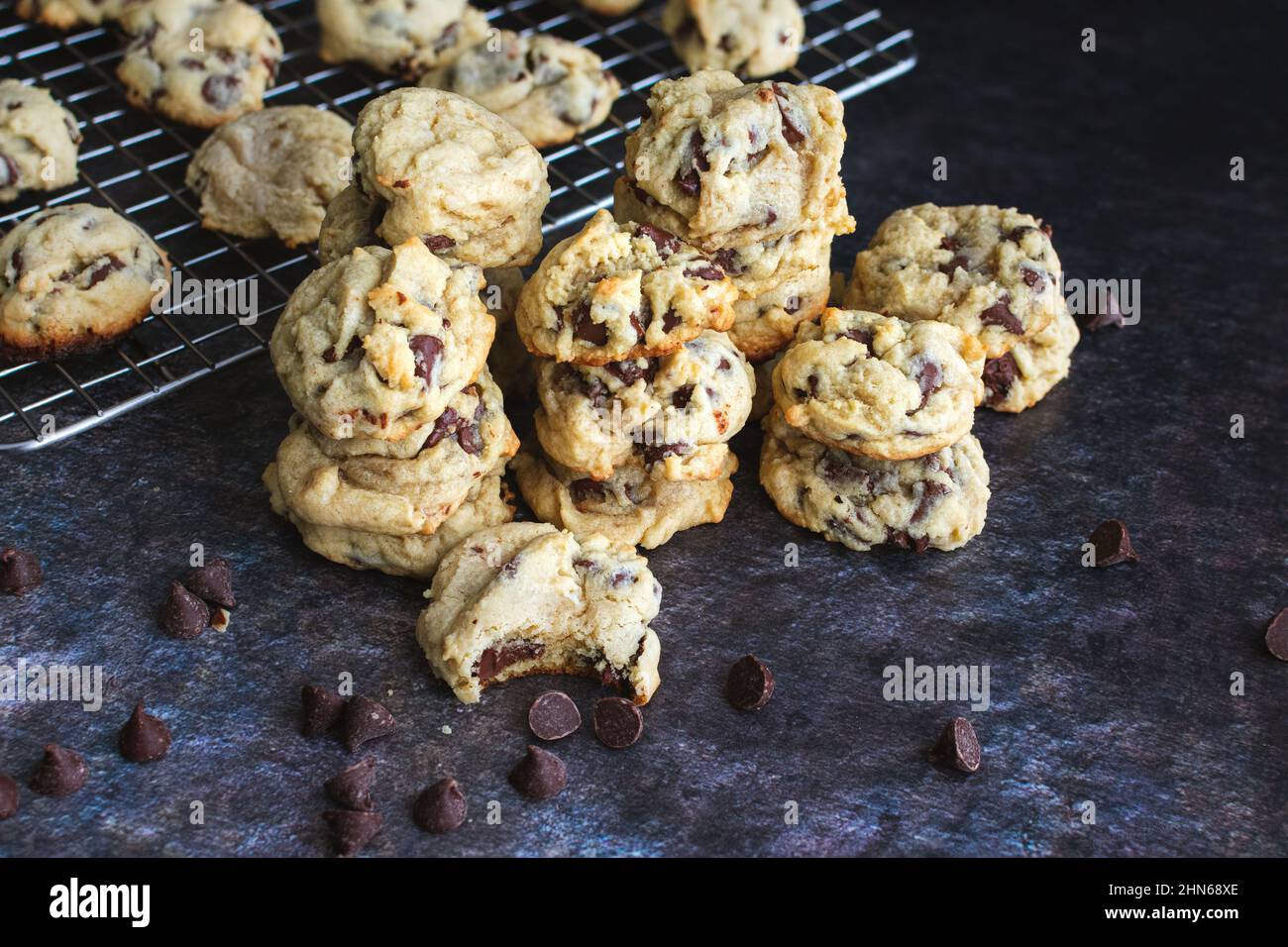 Biscuits aux pépites de chocolat au fromage à la crème en lot : vue sur le dessus des biscuits aux pépites de chocolat Banque D'Images