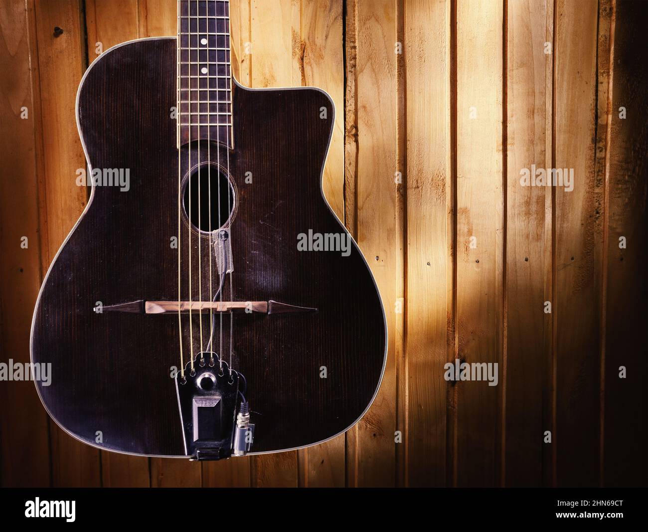 Détails d'une vieille guitare acoustique gitane Photo Stock - Alamy
