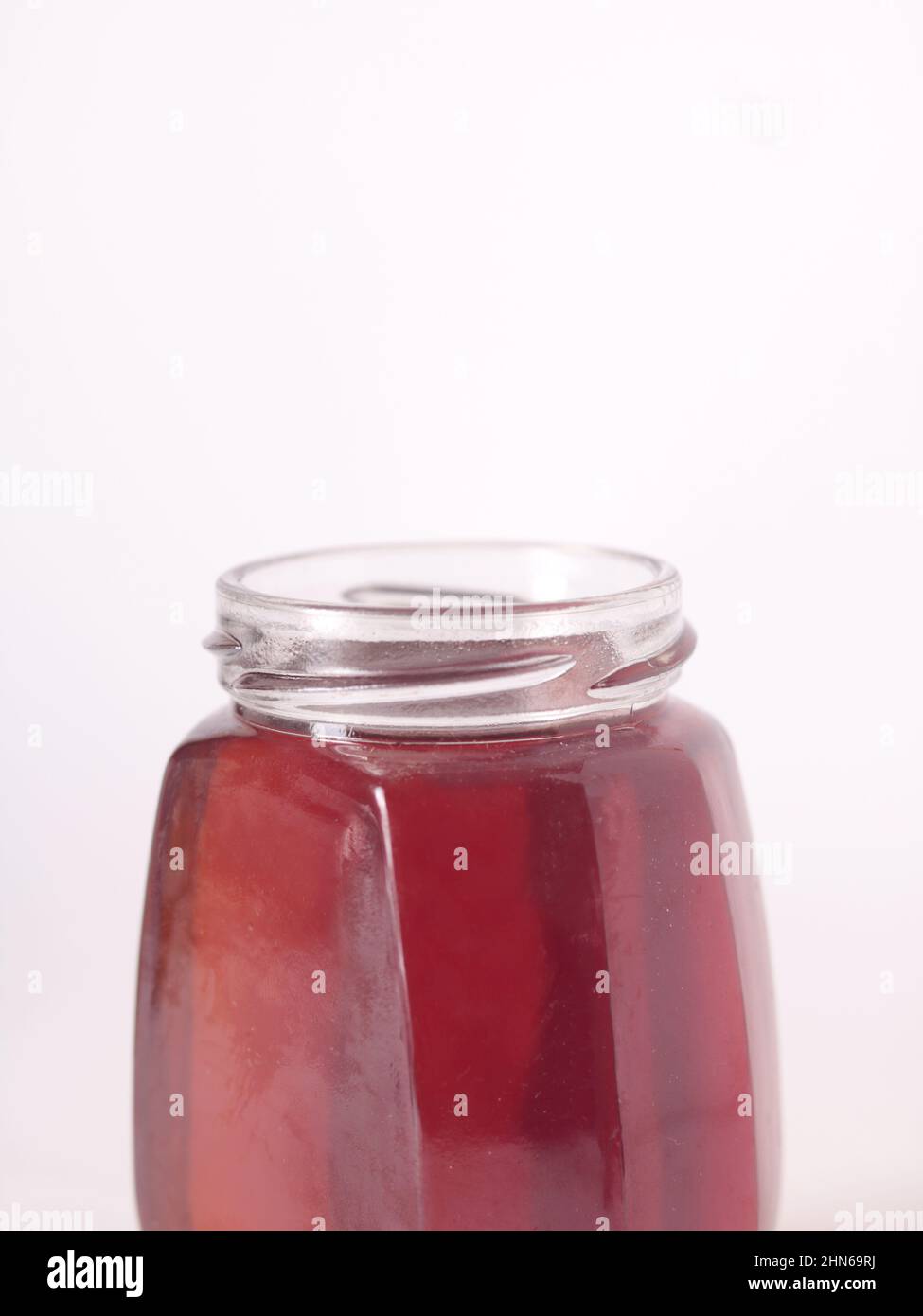 Miel dans un pot, fond blanc Banque D'Images
